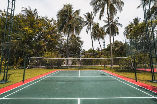 There is a huge array of excellent options for badminton enthusiasts when it comes to badminton courts. So whether you are looking for a simple place to play or a luxurious experience,